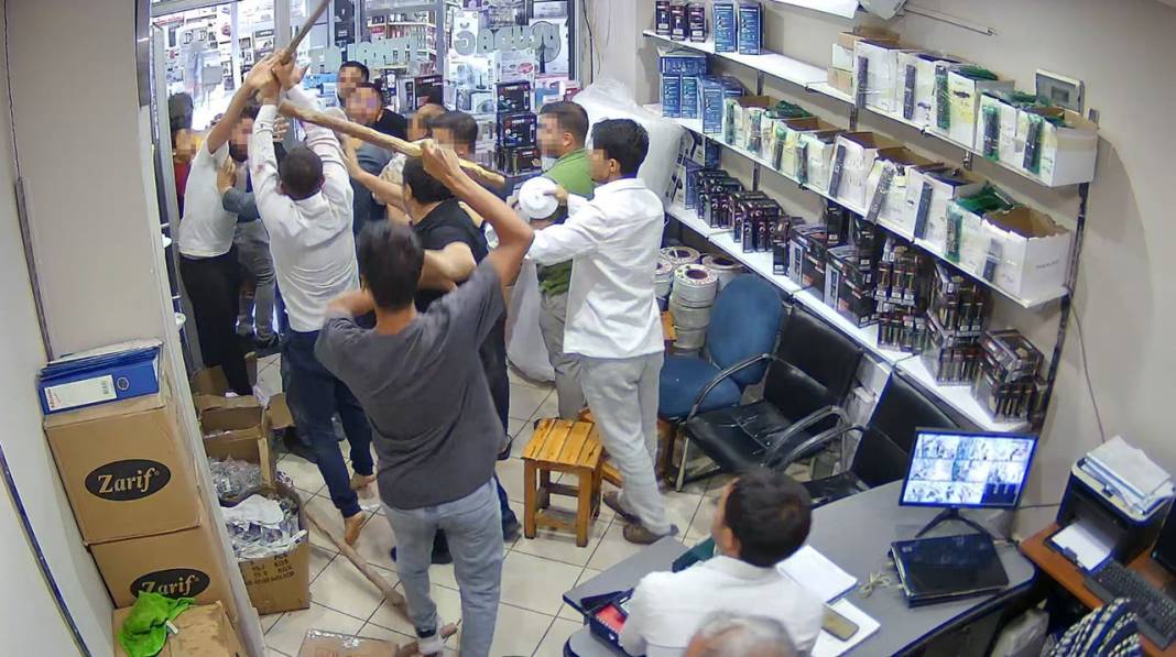 Haraç iddiası ortalığı karıştırdı: Sandalyelerle sopalarla birbirlerine giriştiler! Feci kavgada 7 kişi yaralandı 4